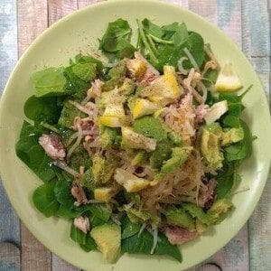 Ensalada de caballa, aguacate y espinacas